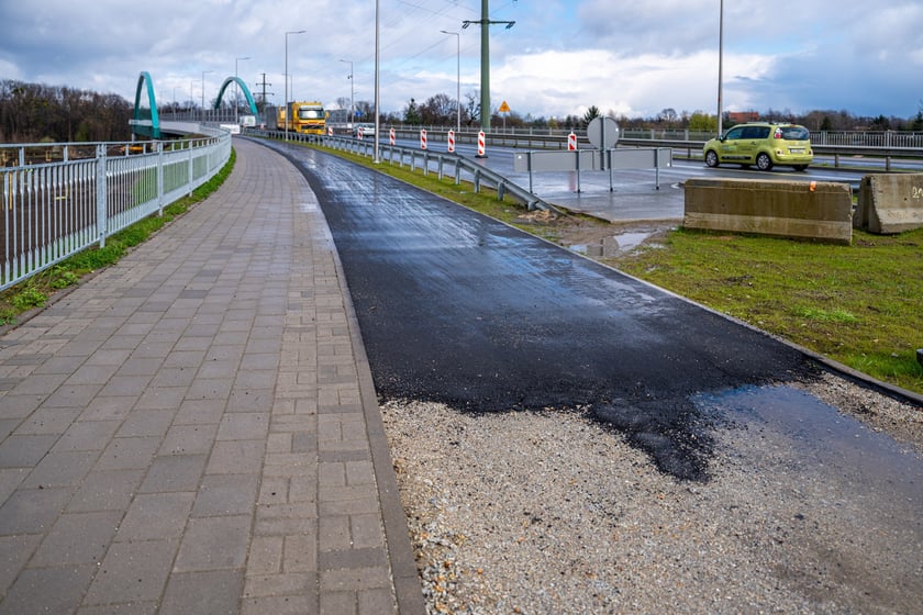 Przybywa asfaltu na kolejnych odcinkach drogi rowerowej na alei Wielkiej Wyspy.